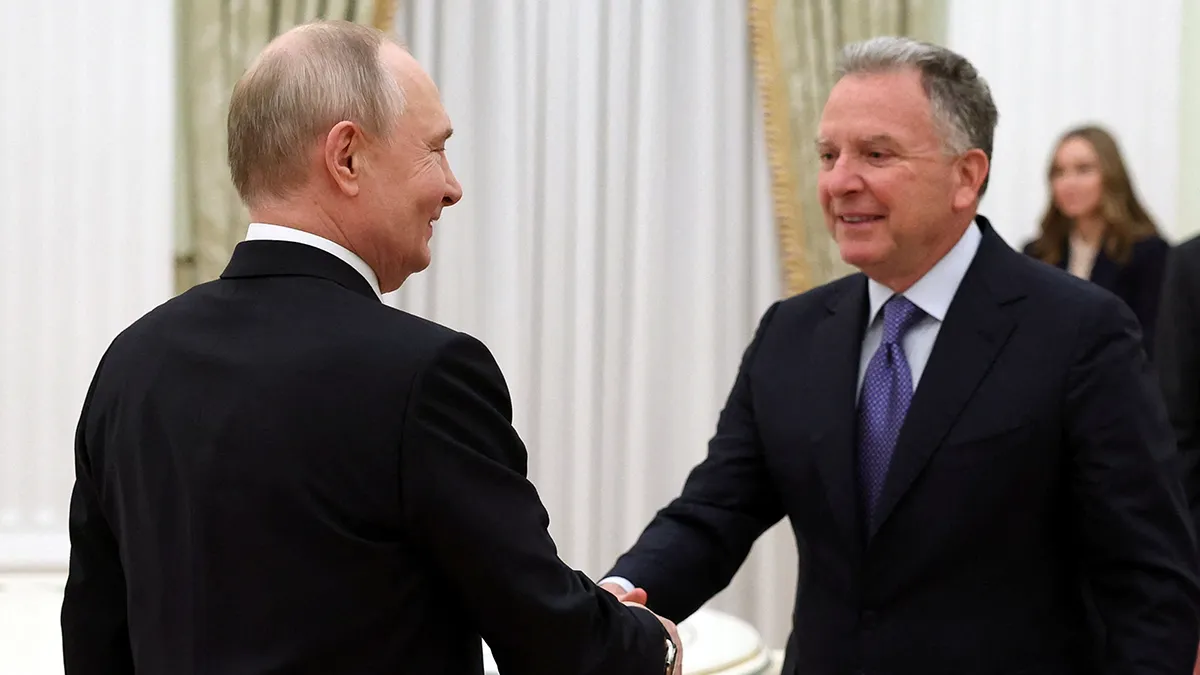 <p>El presidente de Rusia, Vladimir Putin, estrecha la mano del enviado especial del presidente de Estados Unidos, Donald Trump, Steve Witkoff, durante una reunión en el Kremlin en Moscú, Rusia, el 22 de enero de 2026 - PHOTO/ Sputnik / Alexander Kazakov / VIA REUTERS </p>
