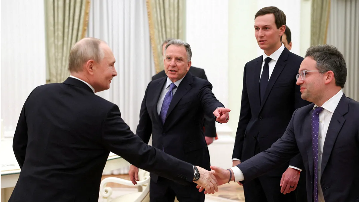 <p>El presidente de Rusia, Vladimir Putin, asiste a una reunión con el enviado especial del presidente de Estados Unidos, Donald Trump, Steve Witkoff, su yerno Jared Kushner y Josh Gruenbaum, comisionado del Servicio Federal de Adquisiciones de Estados Unidos, en el Kremlin en Moscú, Rusia, el 22 de enero de 2026 - PHOTO/ Sputnik / Alexander Kazakov / VIA REUTERS </p>
