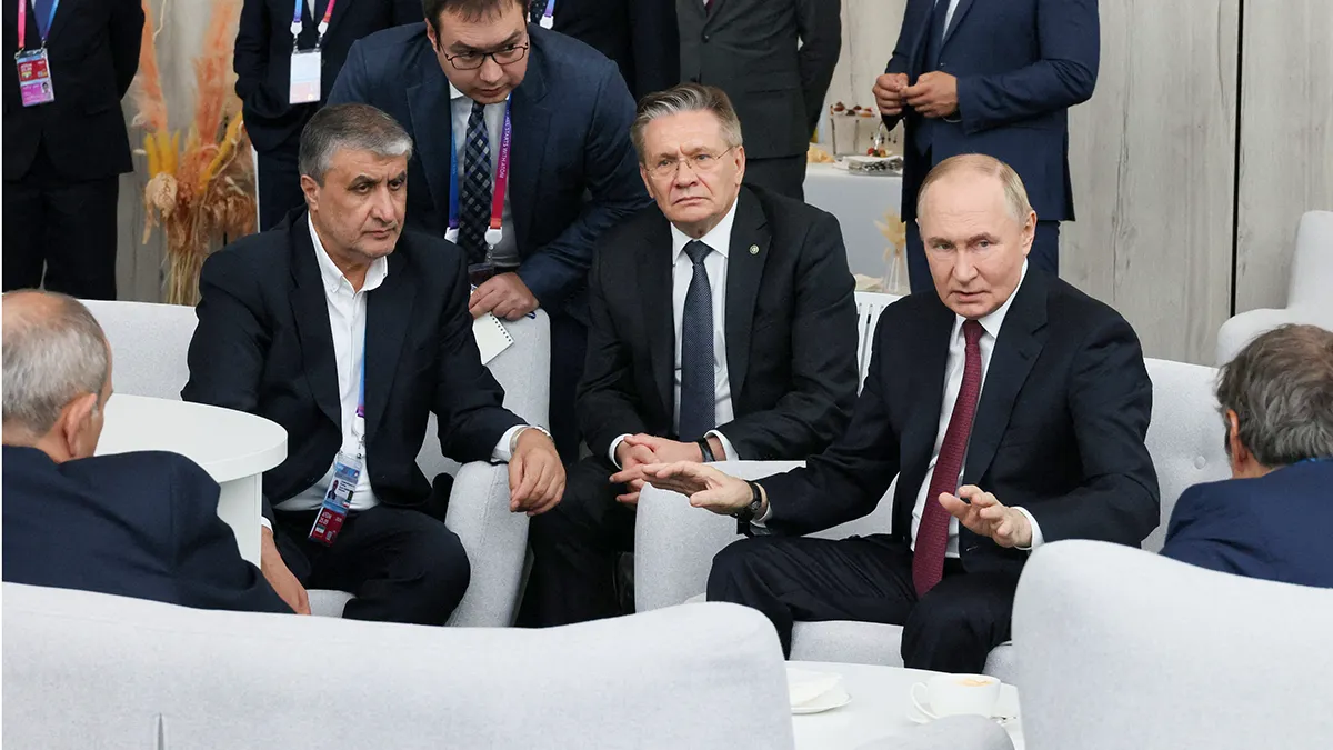 <p>El Presidente de Rusia, Vladimir Putin, el Director General de la Corporación Estatal de Energía Atómica de Rusia, Rosatom Alexei Likhachev, el Primer Ministro de Armenia, Nikol Pashinyan, el jefe de la Organización de Energía Atómica de Irán (OIEA), Mohammad Eslami, y el Director General del Organismo Internacional de Energía Atómica (OIEA), Rafael Grossi, asisten a una reunión en el foro internacional de la Semana Atómica Mundial, dedicado a la industria nuclear mundial y campos relacionados, en Moscú, Rusia, el 25 de septiembre de 2025 - Sputnik/Mikhail Metzel/Pool via REUTERS</p>
