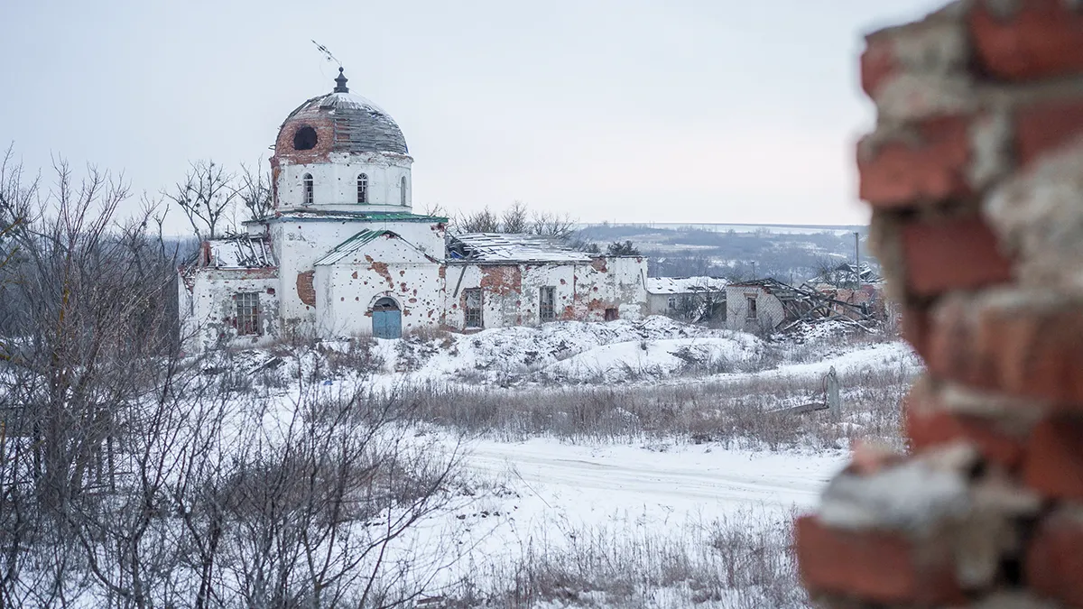 <p>Una iglesia fuertemente dañado por el ruso ataques militares en el pueblo de Mala Komyshyvakha, en medio de las Rusias ataque en Ucrania, en la región de Járkov, Ucrania, 21 de enero de 2026 - REUTERS/ SERHII KOROVAINYI</p>

