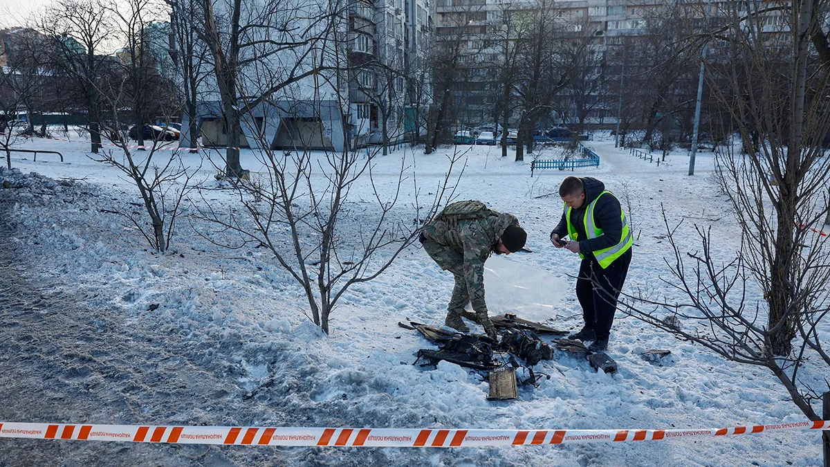 Oficiales de policía inspeccionan los restos de un avión no tripulado suicida después de los ataques nocturnos rusos, en medio del ataque de Rusia a Ucrania, en Kiev, Ucrania, el 24 de enero de 2026 - REUTERS/ VALENTYN OGIRENKO