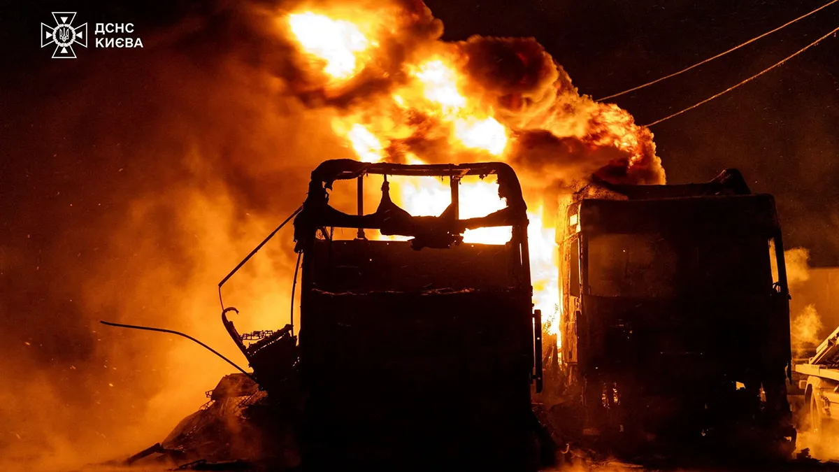 Camiones arden en el lugar de un ataque ruso con drones y misiles, en medio del ataque de Rusia a Ucrania, en Kiev, Ucrania, en esta imagen del folleto publicada el 24 de enero de 2026 - Servicio de prensa del Servicio Estatal de Emergencias de Ucrania en Kiev / a través de REUTERS