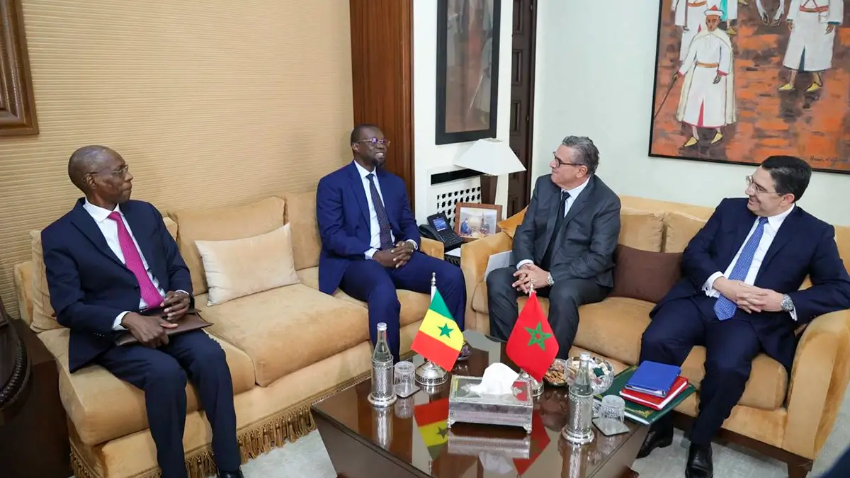 El jefe de Gobierno senegalés, Ousmane Sonko; el ministro de Asuntos Exteriores y de los Senegaleses Residentes en el Extranjero; Cheikh Niang; el primer ministro de Marruecos, Aziz Akhannouch, Nasser Bourita, ministro de Asuntos Exteriores de Marruecos, en Rabat el 26 de enero de 2026 - PHOTO/PRESIDENCIA MARRUECOS
