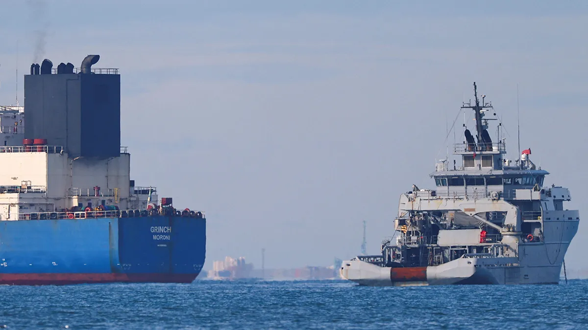 <p>Un barco de la Armada francesa rodea el petrolero GRINCH, interceptado por Francia en el mar de Alborán bajo sospecha de operar bajo bandera falsa y pertenecer a la flota clandestina de Rusia que permite a Rusia exportar petróleo a pesar de las sanciones, y desviado al puerto de Marsella-Fos, en el Golfo de Fos-sur-Mer, cerca de Martigues, Francia, el 25 de enero de 2026 - REUTERS/ MANON CRUZ </p>
