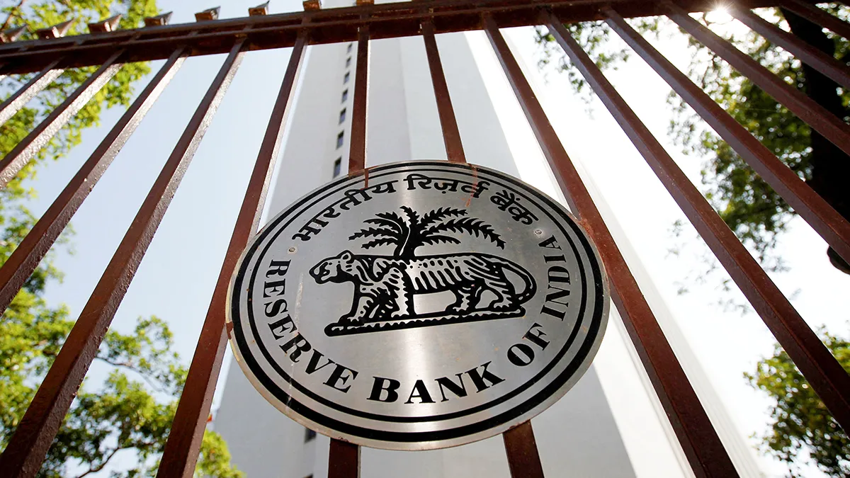 El logotipo del Banco de la Reserva de la India (RBI) aparece frente a su oficina central en Bombay - PHOTO/ REUTERS