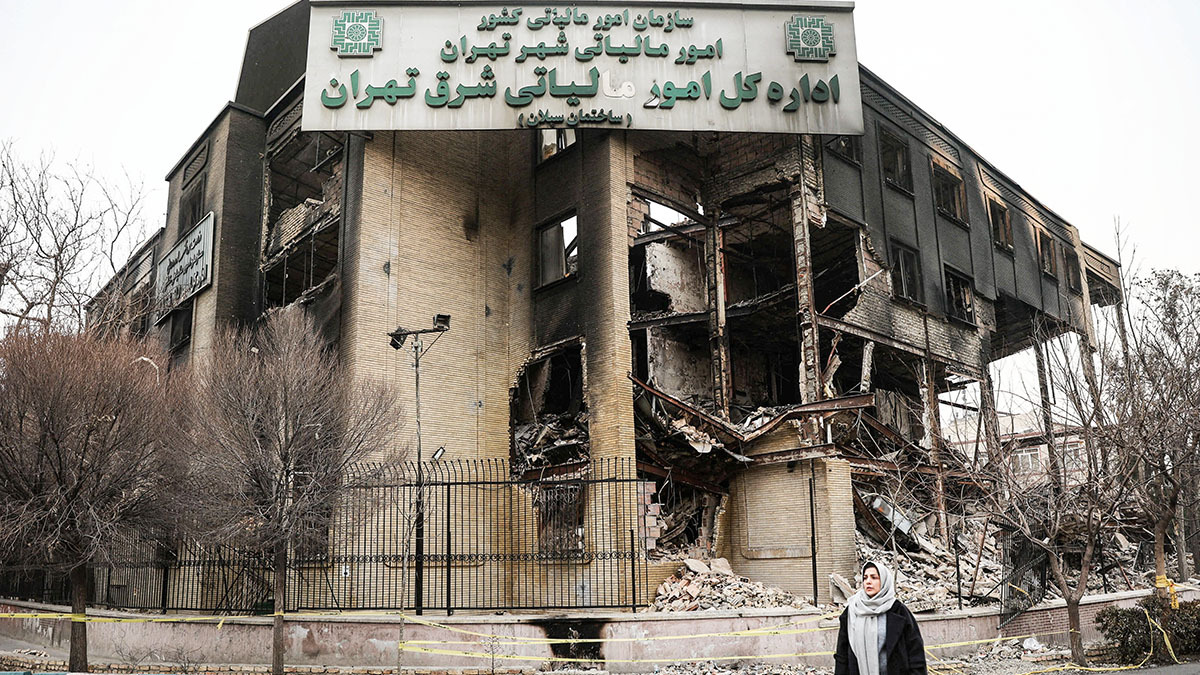 El edificio de impuestos estatales se incendió durante las protestas de Irán, en una calle de Teherán, Irán, el 19 de enero de 2026 - PHOTO/ MAJID ASGARIPOUR/ WANA via  REUTERS