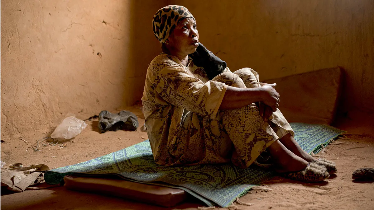 Janet Kamara, de Liberia, se sienta durante una entrevista realizada en un centro de tránsito de la Organización Internacional para las Migraciones en Arlit, Níger, el sábado 2 de junio de 2018. Kamara fue expulsada de Argelia y abandonada en el Sahara mientras estaba embarazada - AP/ JEROME DELAY
