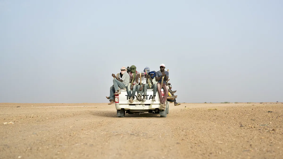 Nigerianos y migrantes de terceros países se dirigen hacia Libia desde Agadez, Níger. Las expulsiones mortales de migrantes de Argelia al desierto del Sahara casi se han detenido después de una condena generalizada y el despido abrupto de dos de sus principales funcionarios de seguridad - AP/ JEROME DELAY