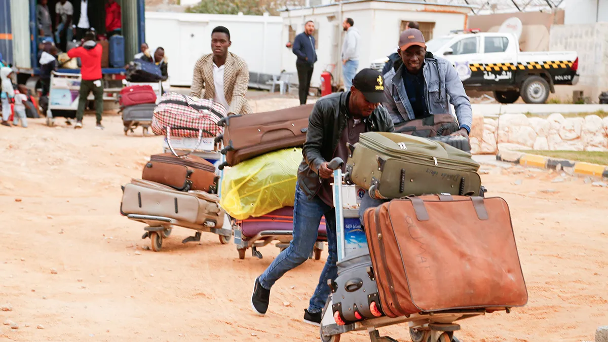 Migrantes esperan para abordar un vuelo a Níger, en Misrata, Libia, el jueves de abril. 21, 2022. Las autoridades libias, en cooperación con la Organización Internacional para las Migraciones (OIM), repatriaron a 160 migrantes de Níger reanudando vuelos voluntarios para deportarlos del país - PHOTO/AP