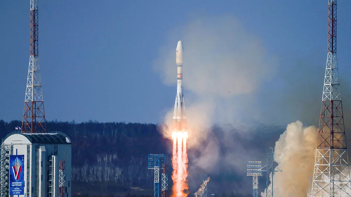 <p>Un cohete propulsor Soyuz-2.1 b con una etapa superior Fregat, que transporta la nave espacial rusa Meteor-M y 18 satélites pequeños adicionales rusos y extranjeros, despega desde una plataforma de lanzamiento en el Cosmódromo de Vostochny en la región del lejano oriente de Amur, Rusia, el 29 de febrero de 2024 - Roscosmos/ via REUTERS</p>
