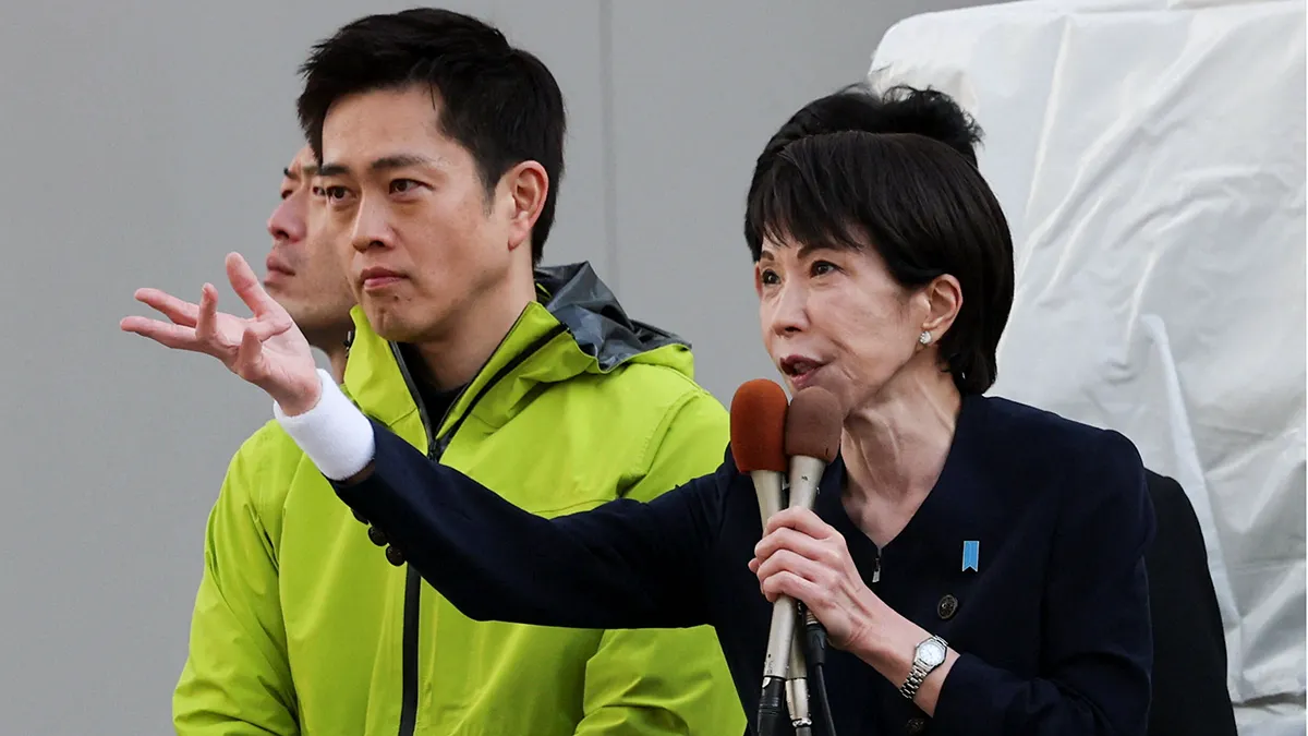 <p>Sanae Takaichi, Primera Ministra de Japón y líder del gobernante Partido Liberal Democrático (PLD), habla junto a Hirofumi Yoshimura, líder del Partido de la Innovación de Japón, en un evento de campaña electoral el primer día de campaña para las elecciones anticipadas del 8 de febrero, en Tokio, Japón, el 27 de enero de 2026 - REUTERS/ KIM KYUNG-HOON</p>
