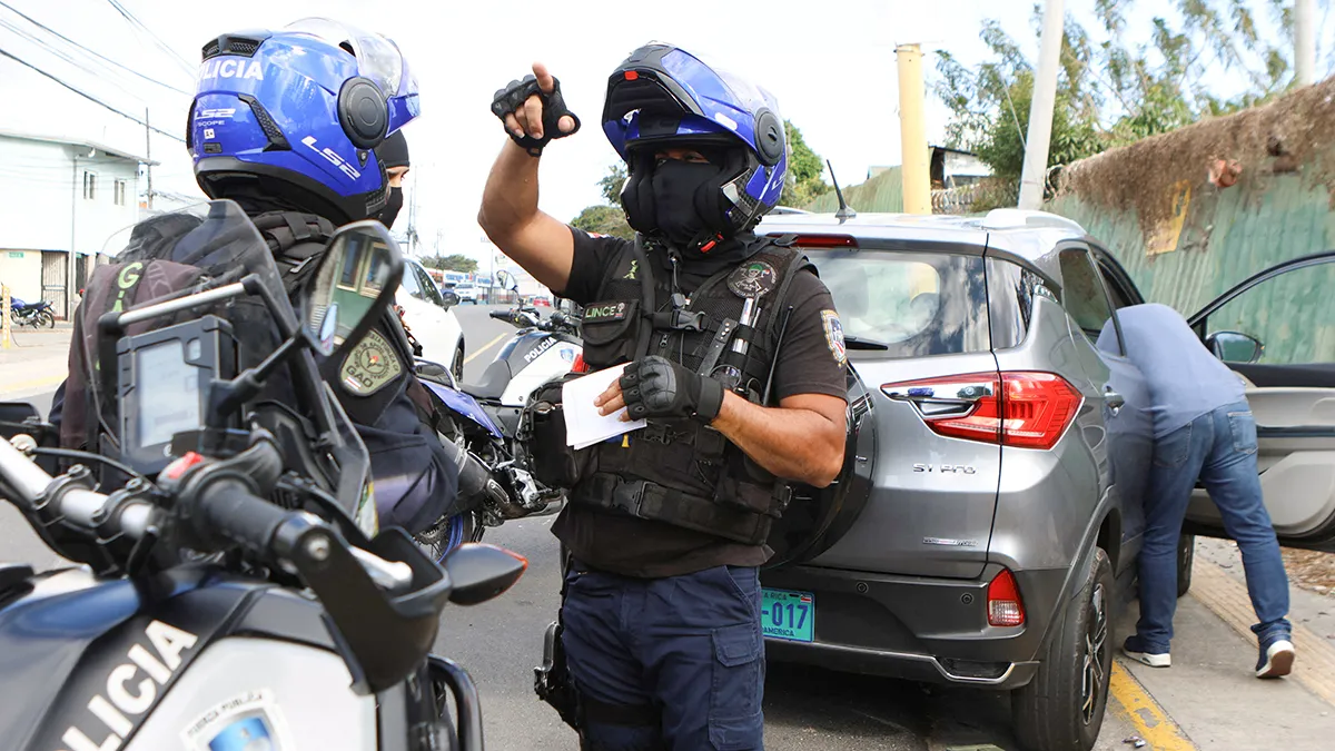 <p>Agentes de policía conversan tras confiscar un vehículo denunciado por robo, mientras los costarricenses se preparan para las elecciones del domingo, con las encuestas indicando a Laura Fernández, del Partido Popular Soberano (PPSO), como clara favorita, en medio de un aumento del tráfico de drogas y la violencia que ha erosionado la imagen del país como un paraíso turístico pacífico, en San José, Costa Rica, el 27 de enero de 2026 - REUTERS/ MAYELA LÓPEZ</p>
