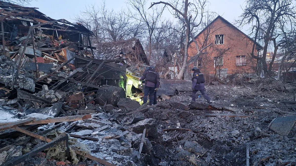 <p>Los equipos de rescate trabajan en el lugar del ataque aéreo ruso, en medio del ataque de Rusia a Ucrania, en Járkov, Ucrania, el 19 de enero de 2026 - REUTERS/ VYACHESLAV MADIYESKYY </p>
