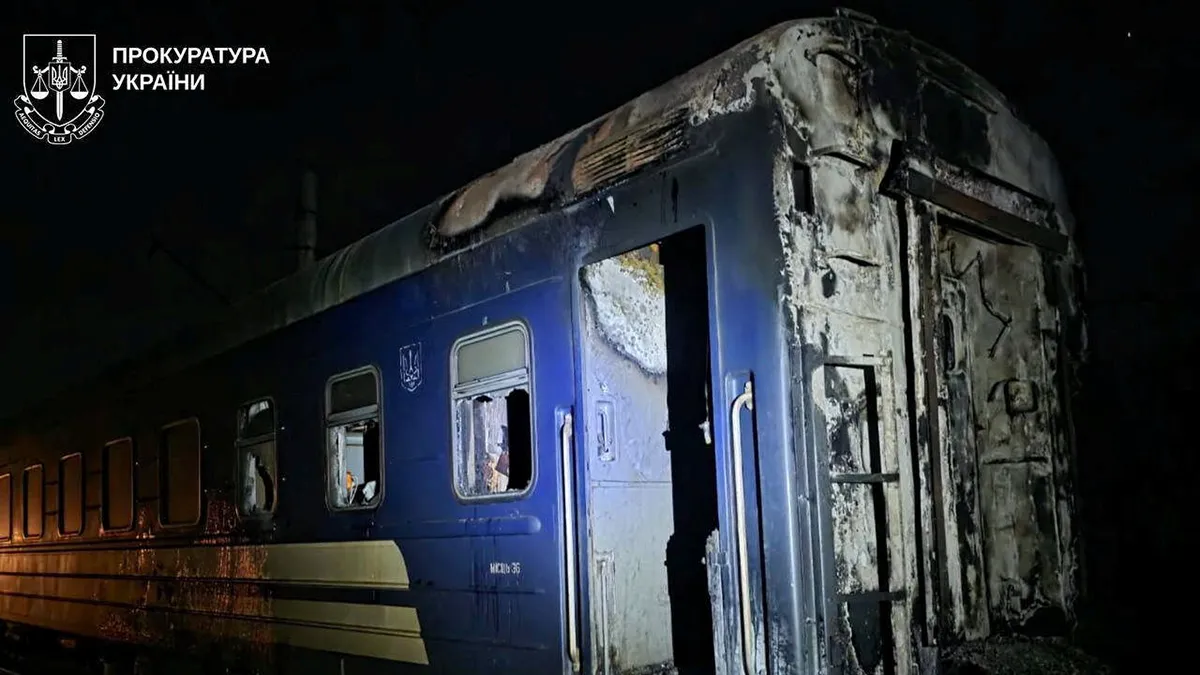 <p paraid="1705183469" paraeid="{8aee9268-a513-401d-99d2-e8a3763464c8}{7}">Un vagón de un tren de pasajeros que fue alcanzado por un ataque con drones rusos yace dañado, en medio del ataque de Rusia a Ucrania, en la región de Járkov, Ucrania, el 27 de enero de 2026 - Servicio de prensa de la Fiscalía Regional de Járkov/ vía REUTERS</p>
