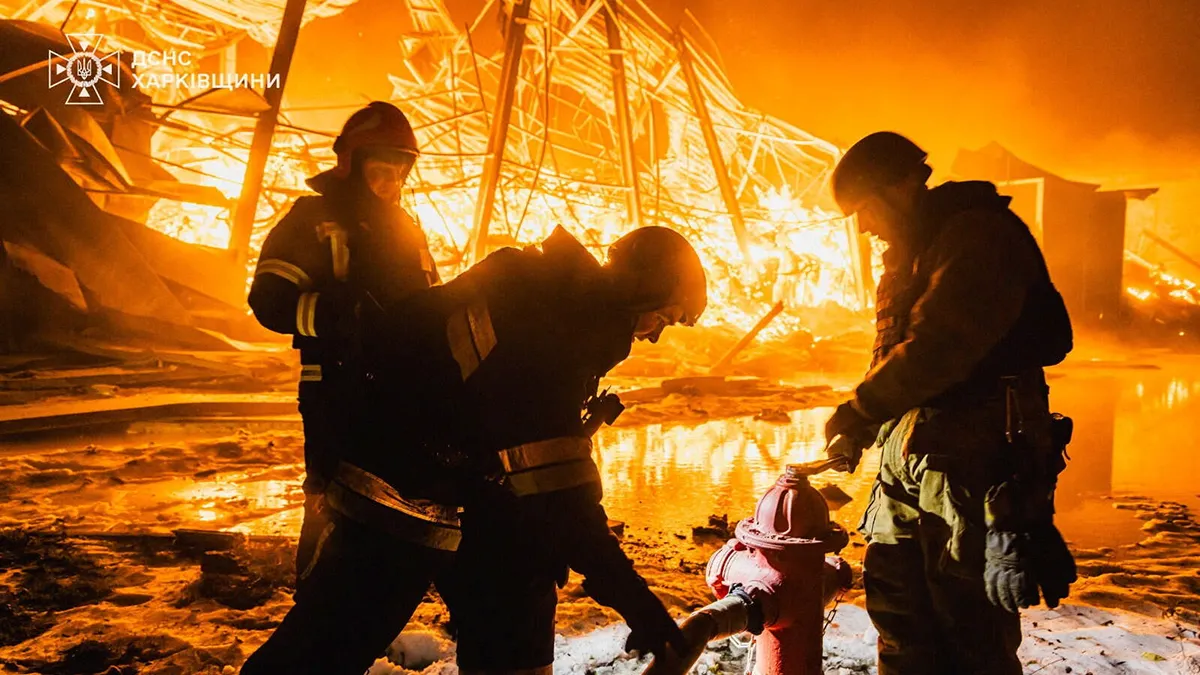 <p>Bomberos trabajan en el lugar donde una empresa privada fue alcanzada por un misil ruso durante la noche, en medio del ataque de Rusia a Ucrania, en Járkov, Ucrania, el 30 de enero de 2026 - Servicio de prensa del Servicio Estatal de Emergencias de Ucrania en la región de Járkov/ vía REUTERS</p>
