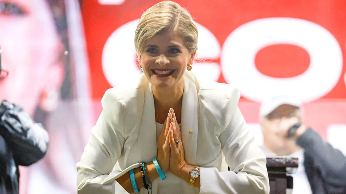 <p>La candidata presidencial Laura Fernández, del Partido Popular Soberano (PPSO), reacciona en el escenario mientras lidera las elecciones generales, en San José, Costa Rica, el 1 de febrero de 2026 - REUTERS/ RAQUEL CUNHA</p>
