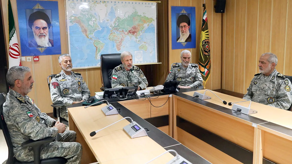 <p>El comandante en jefe del Ejército iraní, Amir Hatami, asiste a una reunión en la sala de mando de guerra del Ejército iraní en un lugar no revelado de Irán - PHOTO/ Ejército iraní/WANA (Agencia de Noticias de Asia Occidental)/via REUTERS</p>
