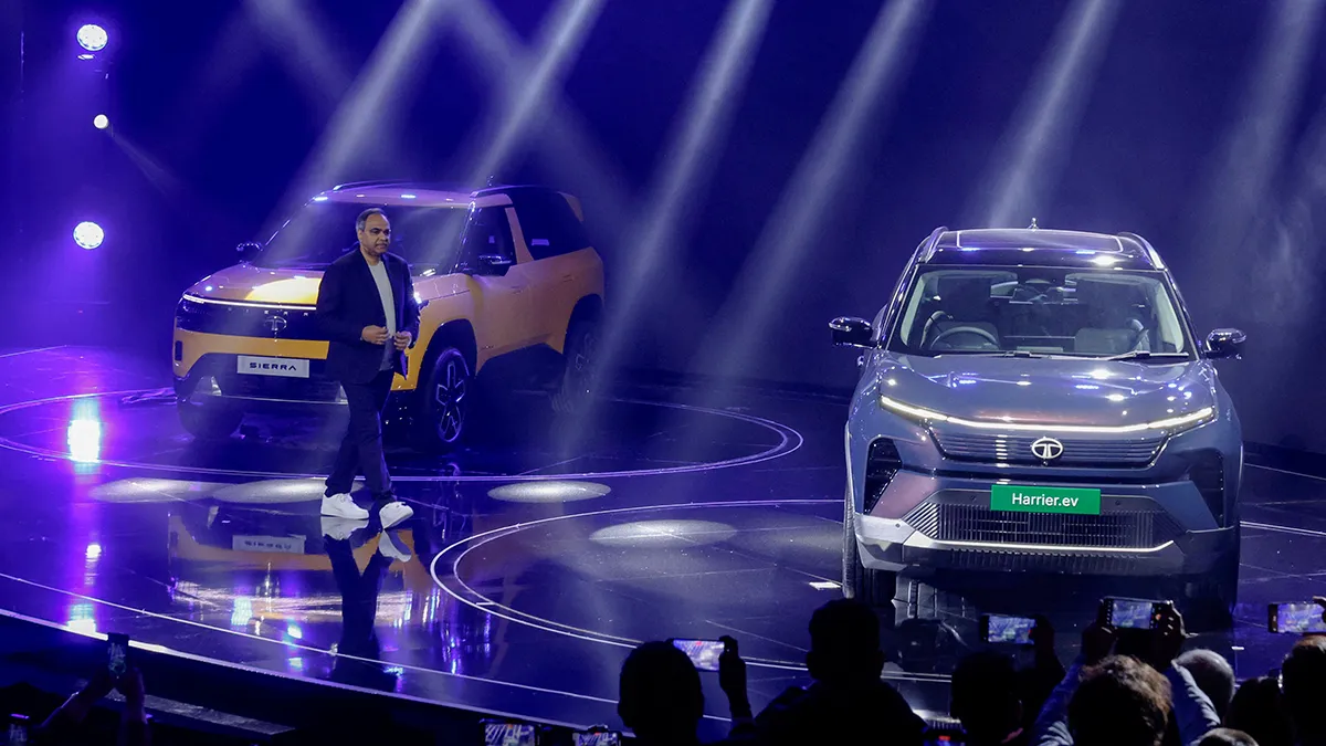 El nuevo vehículo eléctrico (EV) Tata Sierra y el nuevo vehículo eléctrico (EV) Tata Harrier se presentan en el salón del automóvil de cinco días de duración celebrado en Nueva Delhi, India - REUTERS/ PRIYANSHU SINGH