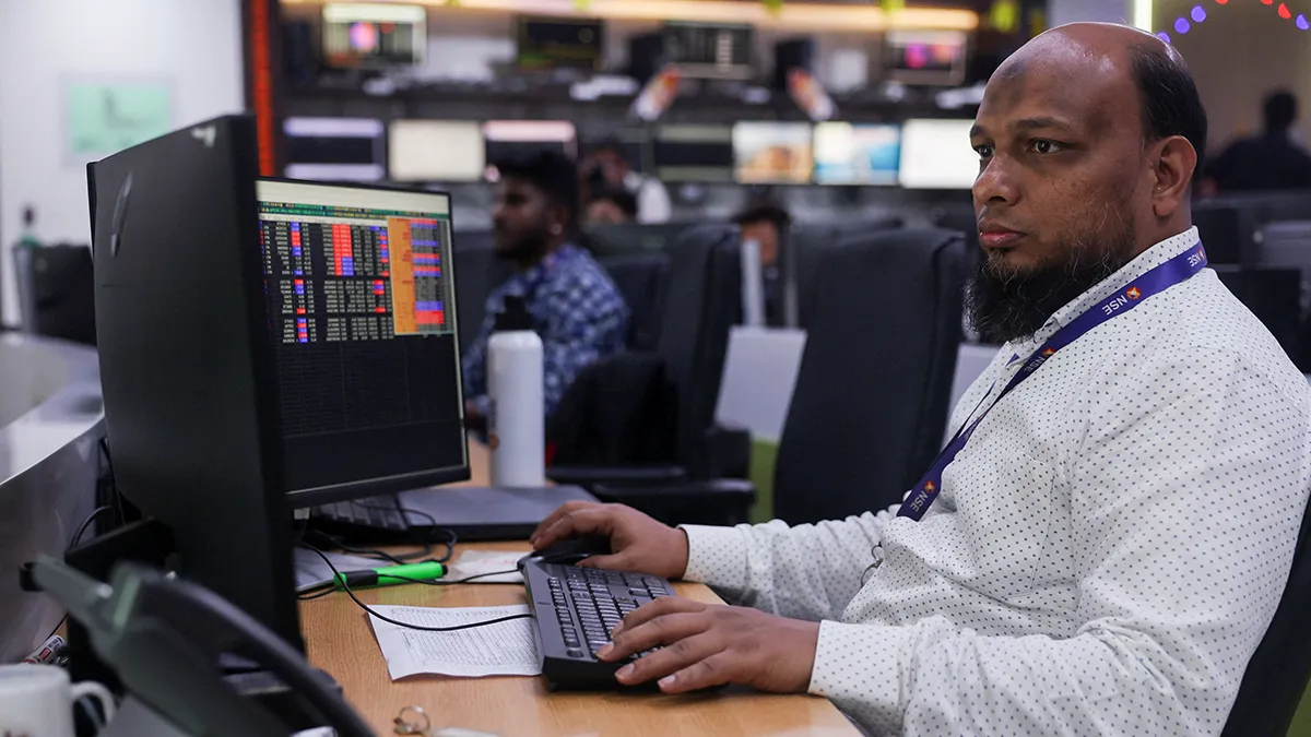 Un corredor de bolsa opera en su terminal durante una sesión especial de negociación muhurat con motivo del Diwali, el festival hindú de las luces, en la Bolsa Nacional de Valores (NSE) de Bombay, India - REUTERS/ FRANCIS MASCARENHAS