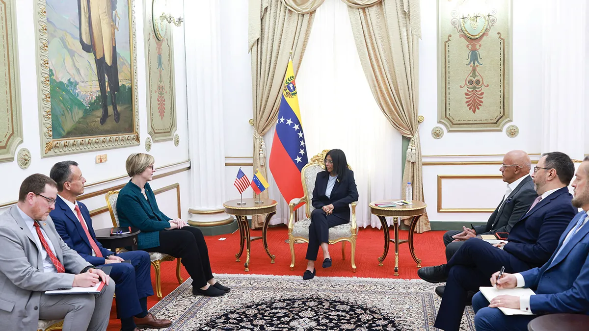 <p>La presidenta interina de Venezuela, Delcy Rodríguez, se reúne con la enviada estadounidense Laura Dogu, mientras ambos países reanudan gradualmente las relaciones bilaterales interrumpidas en 2019, en el Palacio de Miraflores, en Caracas, Venezuela, el 2 de febrero de 2026 - Palacio de Miraflores/via REUTERS</p>
