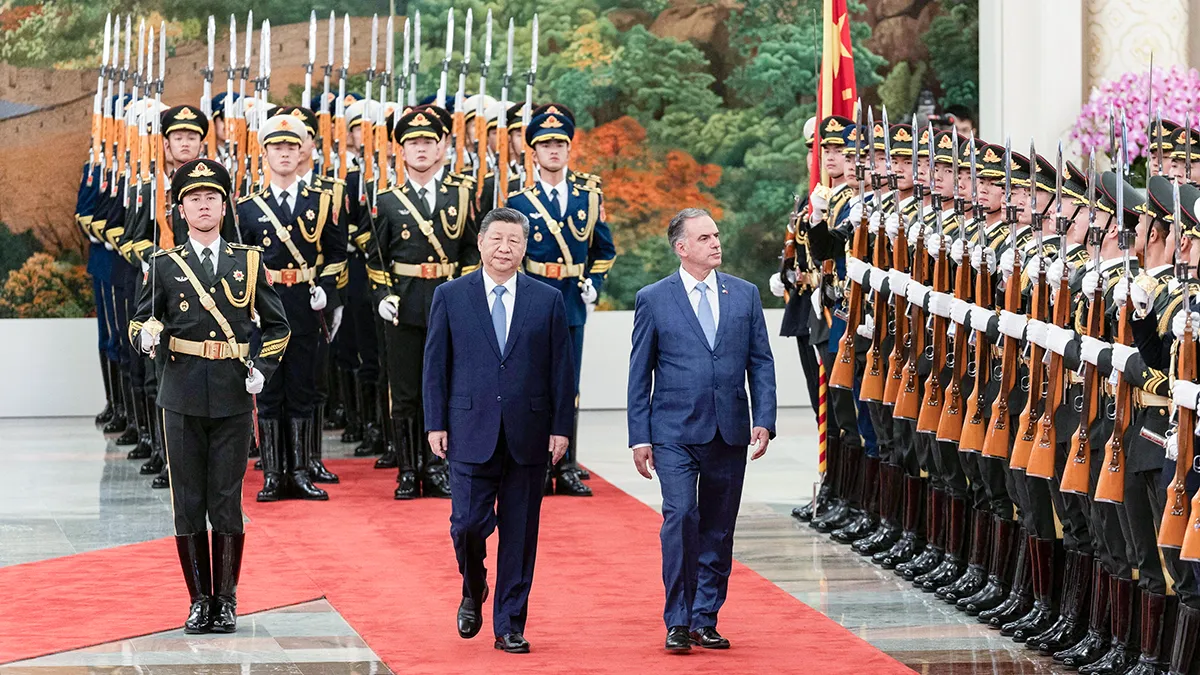 <p paraid="1260598663" paraeid="{82123566-86dc-472e-9d81-b8534079202c}{32}">El presidente uruguayo Yamandu Orsi camina junto al presidente chino Xi Jinping en Pekín, China, el 3 de febrero de 2026 - PHOTO/JESSICA LEE via  REUTERS</p>
