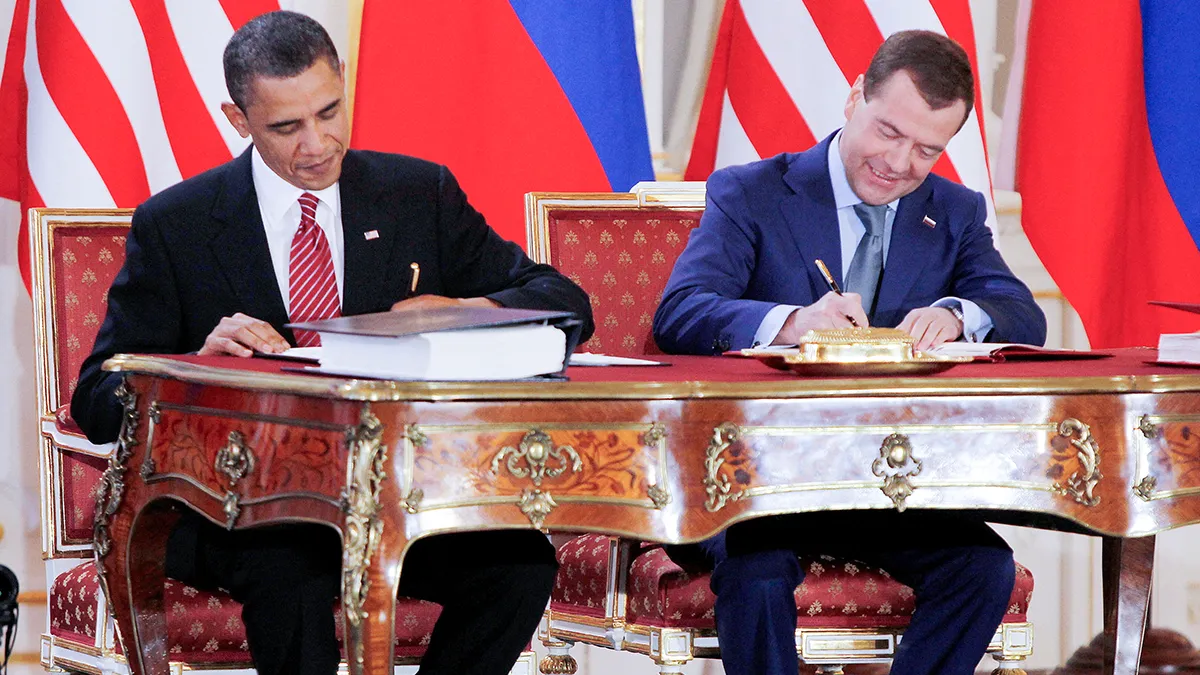 <p>Barack Obama (izquierda) y Dmitry Medvedev, entonces presidentes de Estados Unidos y Rusia, firman el nuevo Tratado de Reducción de Armas Estratégicas (START II) en el Castillo de Praga, en Praga, el 8 de abril de 2010 - REUTERS/ JASON REED</p>
