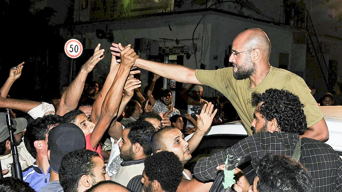 <p>Saif Al-Islam, hijo de Muammar Gaddafi, saluda a sus seguidores en Trípoli en esta foto de archivo del 23 de agosto de 2011 - REUTERS/ PAUL HACKETT</p>
