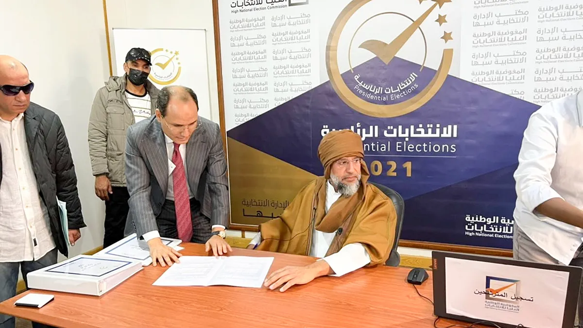<p>Saif al-Islam al-Gaddafi, hijo del exlíder libio Muammar al-Gaddafi, se registra como candidato presidencial para las elecciones del 24 de diciembre, en el centro de registro en la ciudad sureña de Sebha, Libia, el 14 de noviembre de 2020 - Khaled Al-Zaidy / via REUTERS</p>
