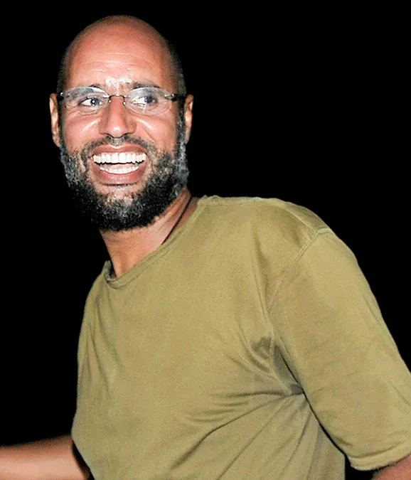 <p>Saif al-Islam, hijo del líder libio Muammar Gaddafi, sonríe mientras saluda a sus seguidores en Trípoli en esta foto de archivo del 23 de agosto de 2011 - REUTERS/ PAUL HACKETT</p>