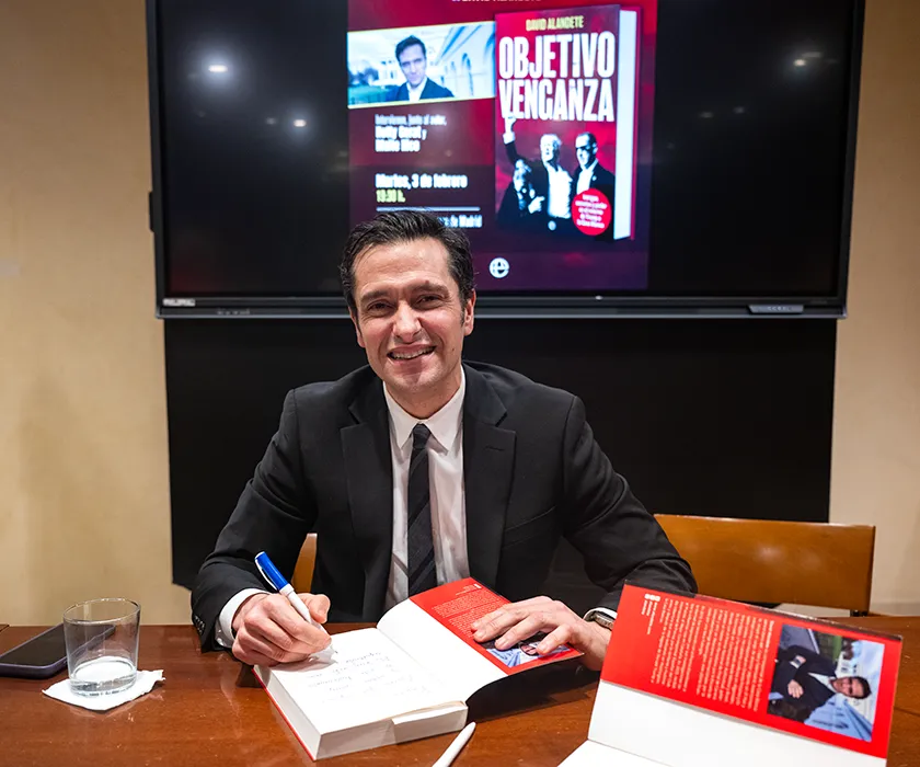 David Alandete dedicando su libro después de la presentación - PHOTO/ATALAYAR