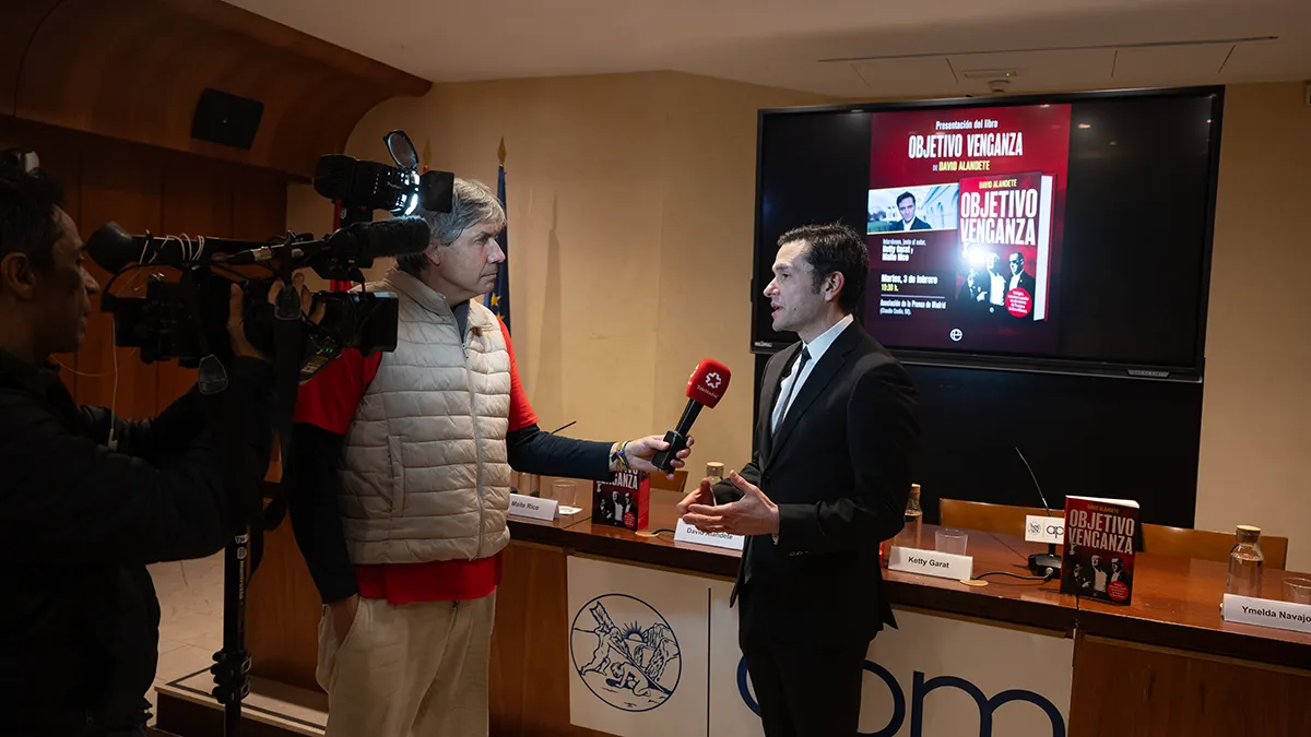 Un reportero de televisión entrevista a David Alandete antes de la presentación - PHOTO/ATALAYAR
