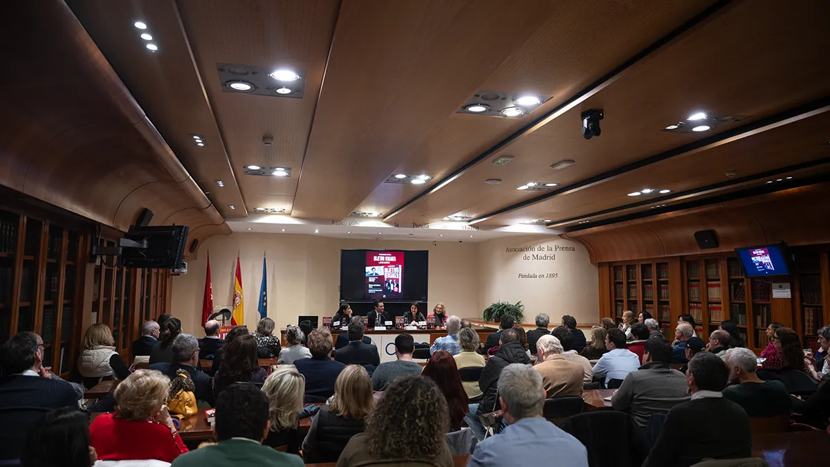 El salón de actos de la Asociación de la Prensa de Madrid se llenó para ver la presentación del último libro de David Alandete - PHOTO/ATALAYAR
