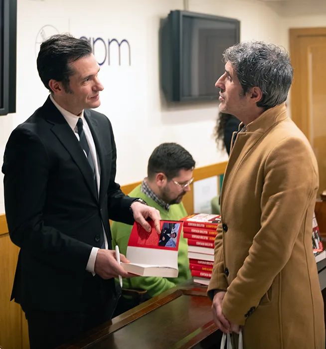 David Alandete conversa con uno de sus lectores - PHOTO/ATALAYAR