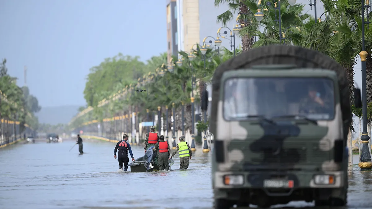 <p>Las Fuerzas Armadas Reales y las autoridades civiles trabajan juntas para abordar los riesgos de inundaciones en medio del aumento de las aguas en el río Loukkos, en Ksar El Kebir, Marruecos, el 31 de enero de 2026 - PHOTO/ Autoridades marroquíes / VIA REUTERS</p>
