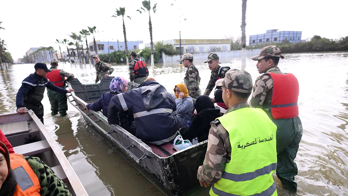 <p>Las Fuerzas Armadas Reales y las autoridades civiles trabajan juntas para abordar los riesgos de inundaciones en medio del aumento de las aguas en el río Loukkos, en Ksar El Kebir, Marruecos, 2 de febrero de 2026 - PHOTO/ Autoridades marroquíes / VIA REUTERS</p>
