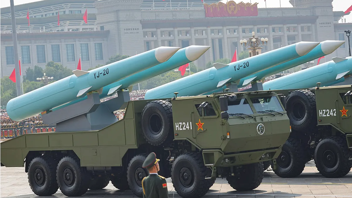 <p paraid="1752123622" paraeid="{10619cdb-999b-4dac-929f-c217e93b5f16}{6}">Misiles hipersónicos antibuque YJ-20 durante un desfile militar para conmemorar el 80 aniversario del final de la Segunda Guerra Mundial, en Beijing, China, el 3 de septiembre de 2025 - REUTERS/ MAXIM SHEMETOV</p>
