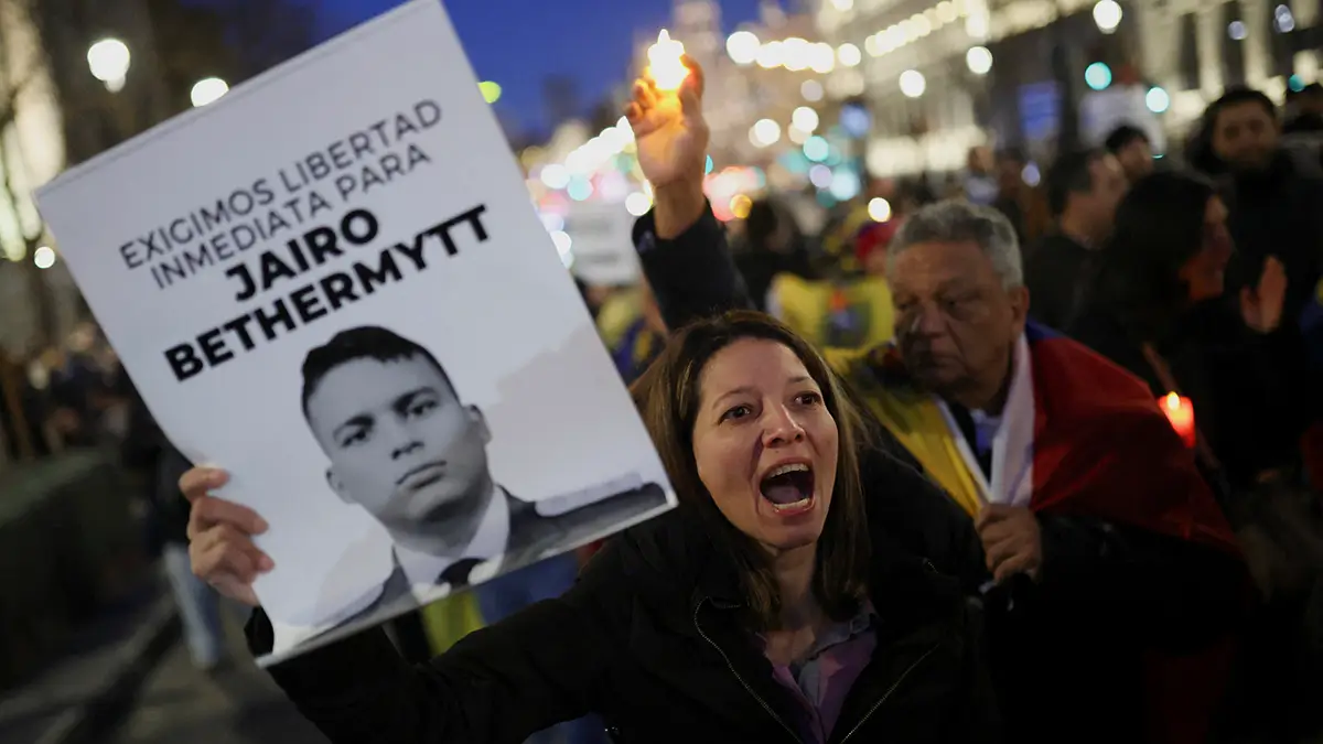 Una mujer porta un cartel que dice Exigimos libertad inmediata para Jairo Bethermyt, durante una protesta de inmigrantes venezolanos, en Madrid, España, el 31 de enero de 2026 - REUTERS/ ALEJANDRO MARTINEZ VELEZ