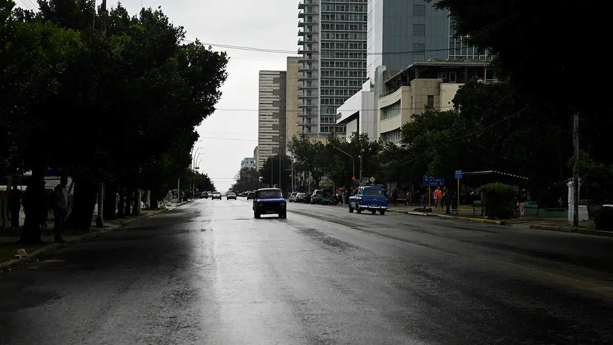 Un automóvil viaja en La Habana después de que el presidente de Cuba, Miguel Díaz-Canel, anunciara que su gobierno implementaría un plan para enfrentar la escasez de combustible a medida que Estados Unidos se mueve para bloquear el suministro de petróleo, en La Habana, Cuba, 5 de febrero de 2026 - REUTERS/ NORLYS PEREZ