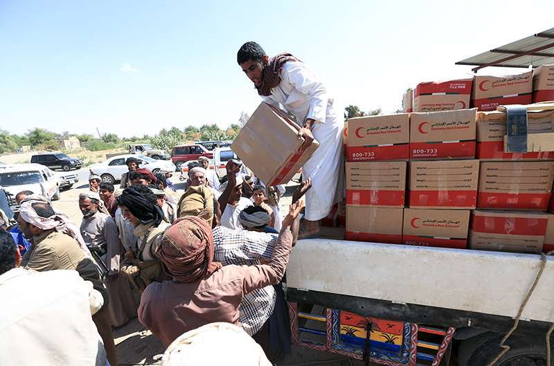 La ayuda proporcionada por la Media Luna Roja de los EAU se distribuye en la provincia septentrional de Marib, en Yemen