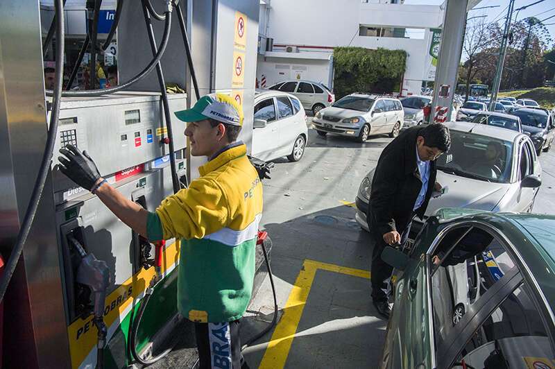 Los conductores hacen cola para repostar gasolina en Buenos Aires