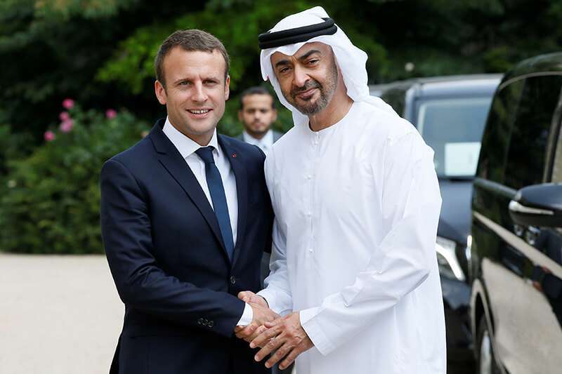 El presidente francés Emmanuel Macron acompaña al príncipe heredero de Abu Dhabi, el jeque Mohammed bin Zayed al-Nahyan