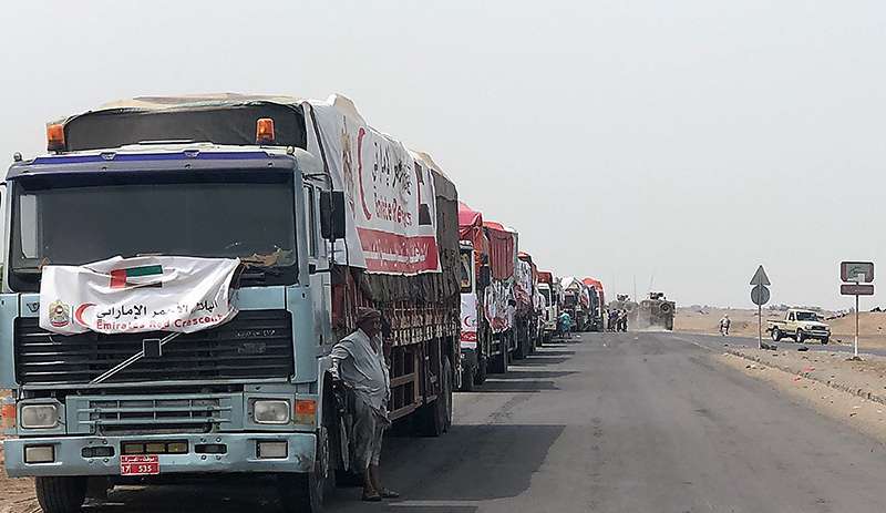 : Un convoy de ayuda humanitaria de la Media Luna Roja fletado por los Emiratos Árabes Unidos llega a Mokha, provincia de Hudeida