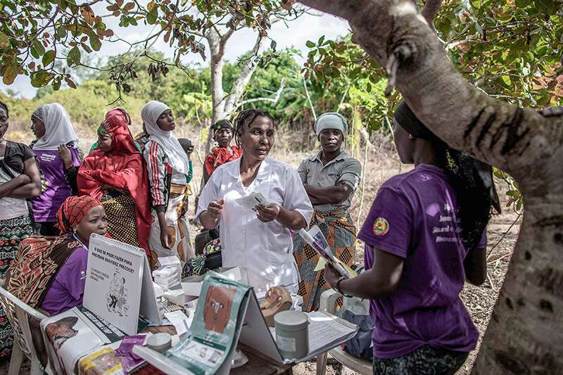 Una enfermera explica métodos anticonceptivos y educación sexual a mujeres mozambiqueñas