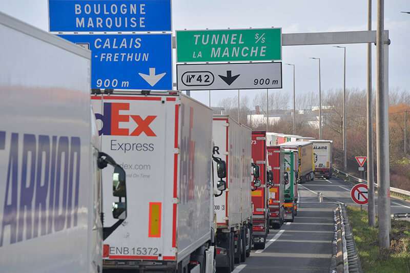 Autopista A16 entre Dunkerque y Calais los camiones que se dirigen al túnel del Canal de la Mancha en un atasco de tráfico debido a los extensos controles de los funcionarios de aduanas que protestan contra la falta de personal y material antes del Brexit.