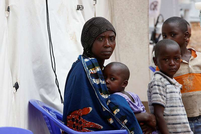 Mujer congoleña y sus hijos enfermos del ébola en el centro de tratamiento del ébola en Butembo, en la República Democrática del Congo, el 28 de marzo de 2019