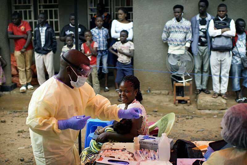 En esta foto tomada el sábado 13 de julio de 2019, una enfermera vacuna a un niño contra el ébola en Beni, Congo