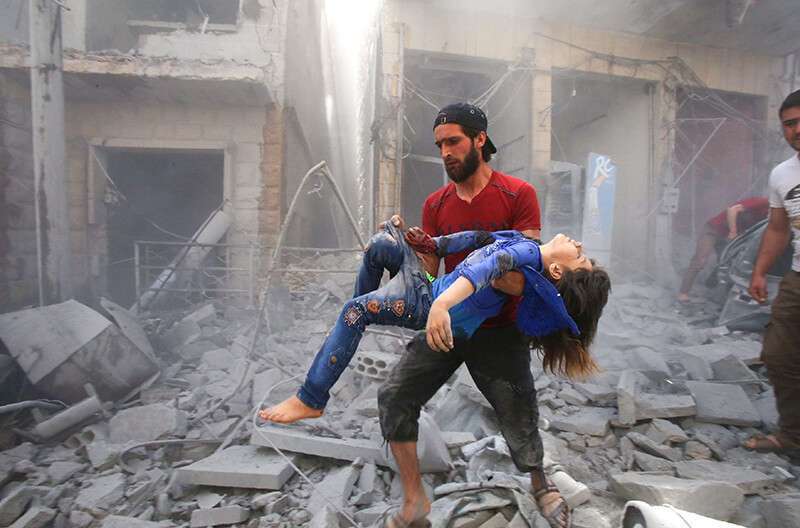 Un hombre evacua una joven víctima de un bombardeo después de un ataque aéreo de las fuerzas del régimen y sus aliados en la ciudad siria yihadista de Maaret Al-Noman.