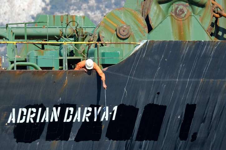 AFP/JOHNNY BUGEJA - Un miembro de la tripulación comprueba el nuevo nombre del petrolero iraní Adrian Darya 1, antes conocido como Grace 1, frente a las costas de Gibraltar el 18 de agosto de 2019.