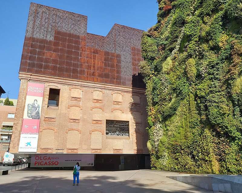 La sede en Madrid de CaixaForum ocupa la antigua sede de la Central Eléctrica del Mediodía. El emblemático jardín vertical se añadió en 2008 y fue diseñado por el arquitecto francés Patrick Blanc