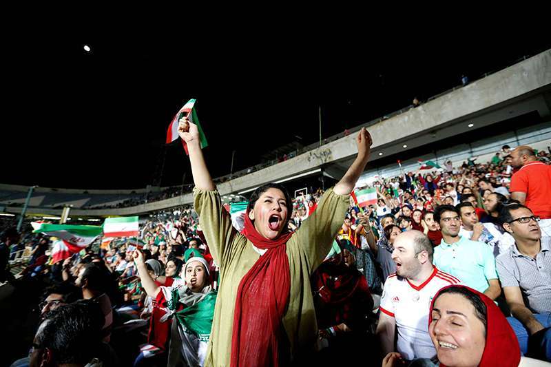 Una mujer iraní en el partido de fútbol del Grupo B de la Copa del Mundo entre Portugal e Irán en el estadio Azadi de Teherán